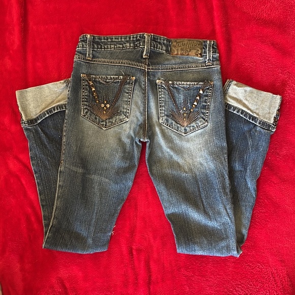 Southern thread jeans, super cute distressing and studs. Size 26 - Picture 5 of 7